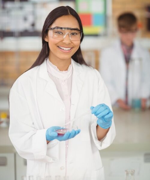 [freepicdownloader.com]-nina-escuela-experimentando-productos-quimicos-laboratorio-escuela-medium